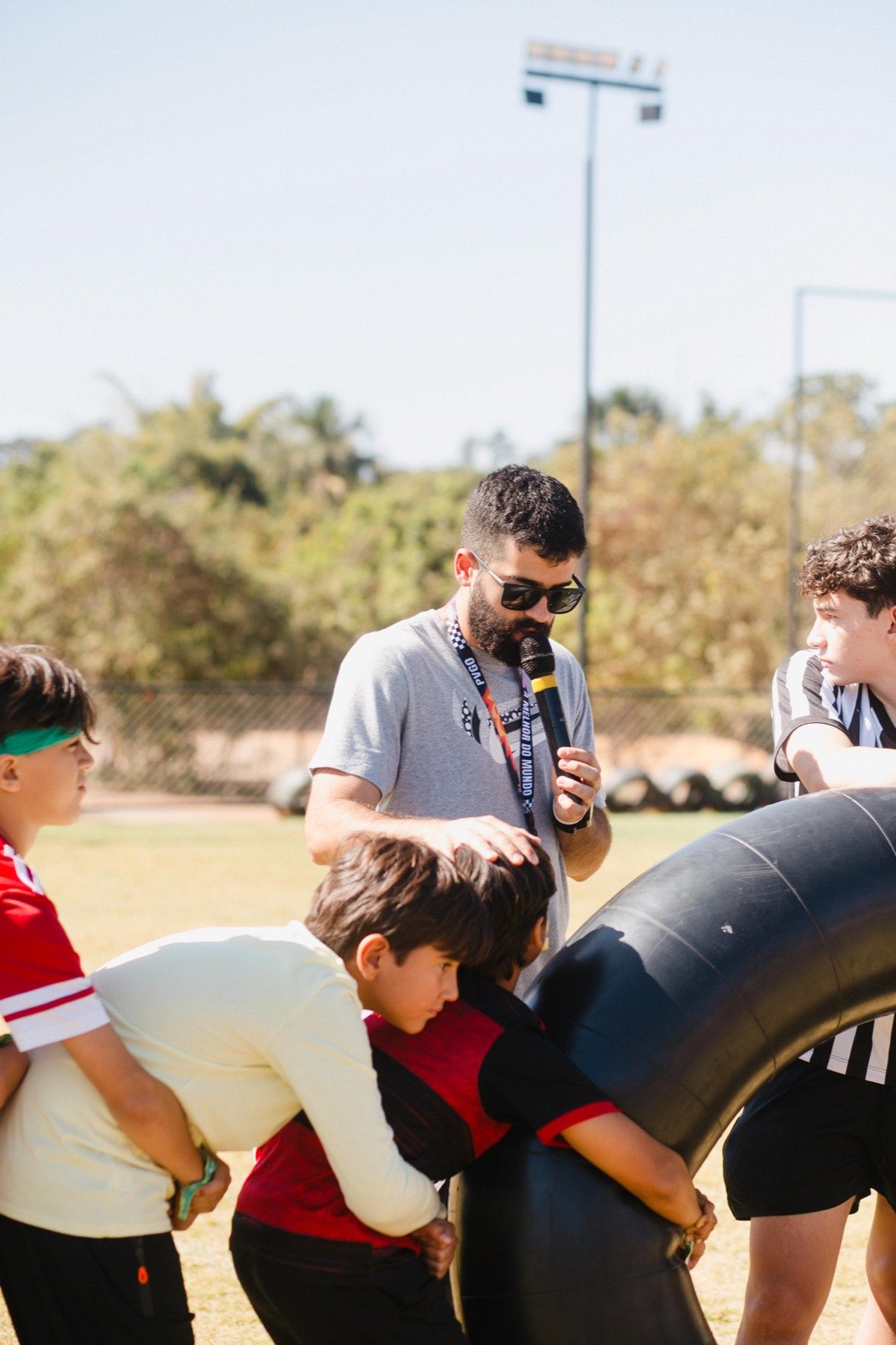 Vinícius com crianças no Day Camp