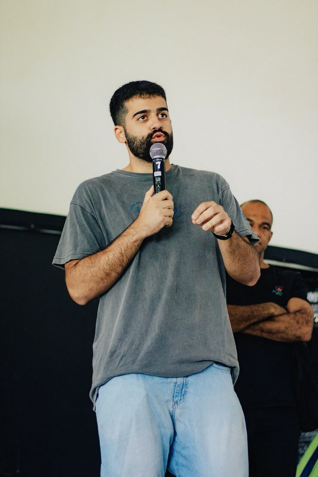 Vinícius ministrando com microfone