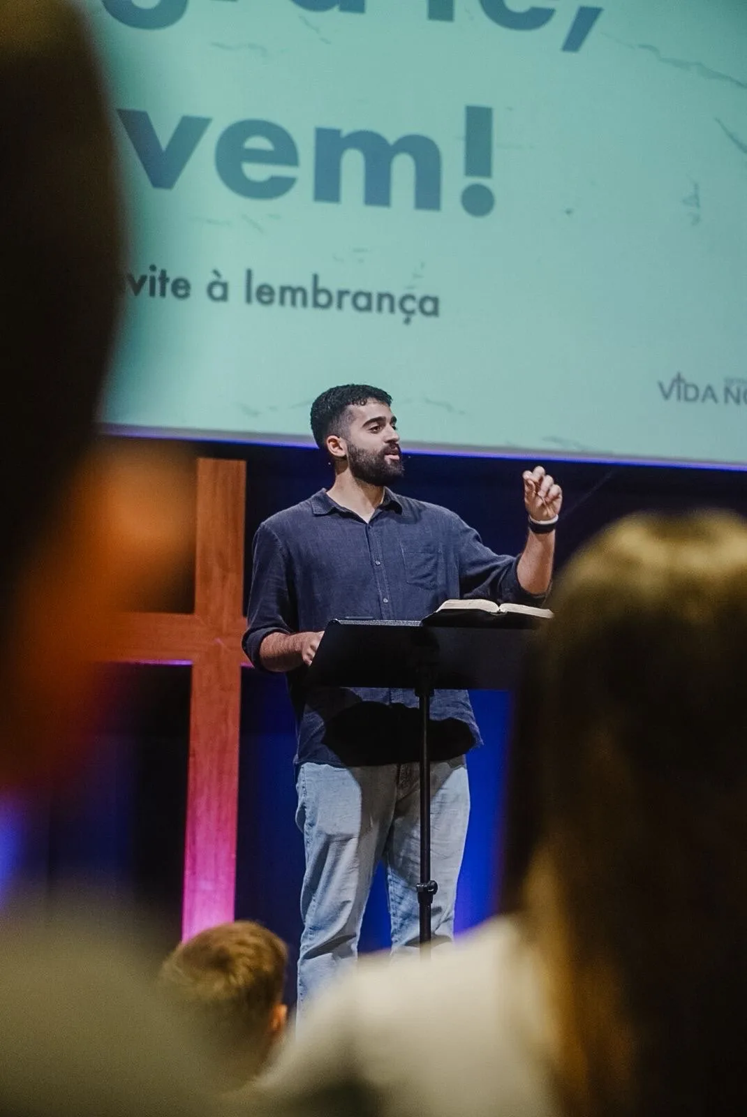 Vinícius pregando na igreja