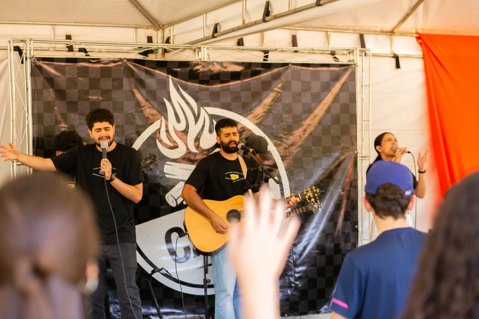 Vinícius tocando no louvor com a equipe