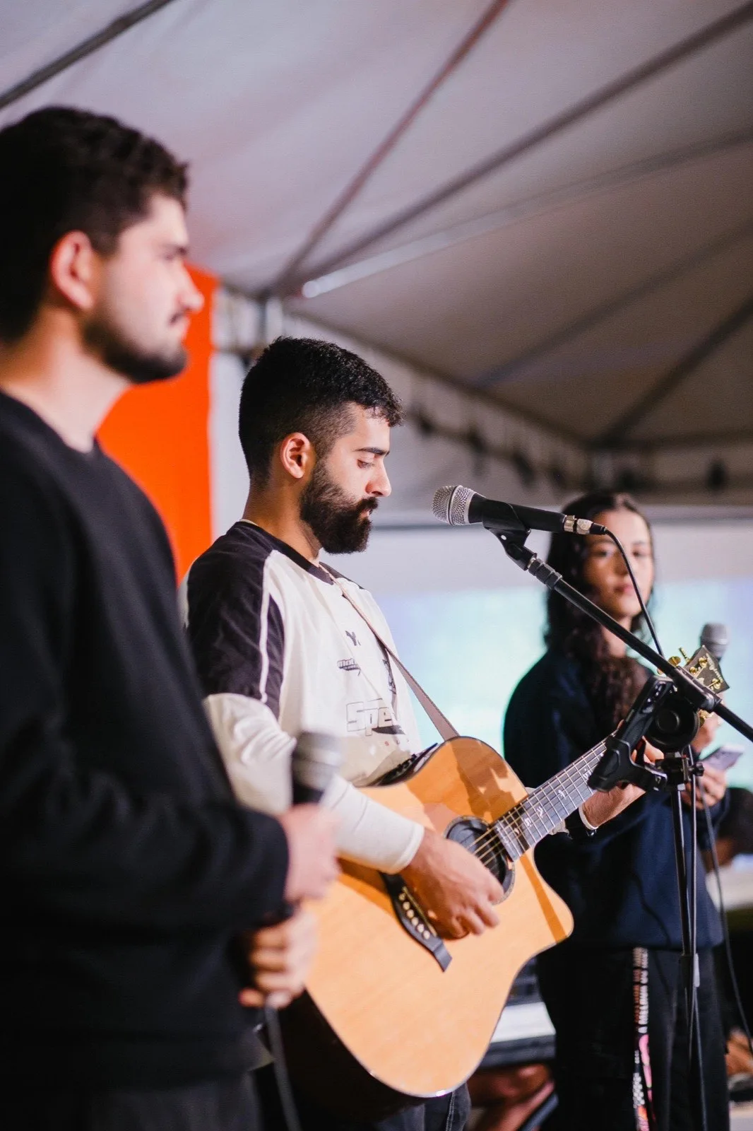 Vinícius tocando violão na adoração